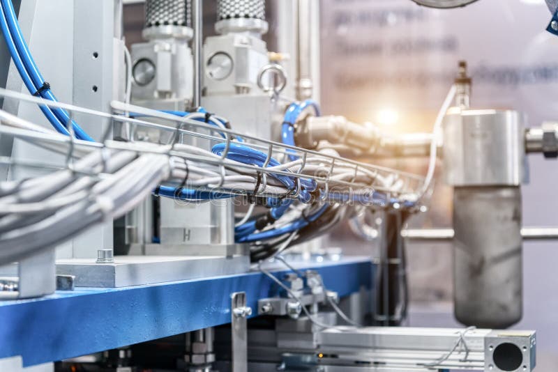 Кабели управления современной системы нисходящего потока. Кабели проложены в кабельном лотке стоковое изображение