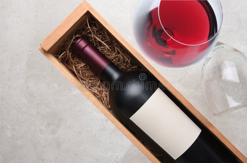 Каберне - sauvignon: Бутылка в деревянном случае со стеклом красных wi стоковое изображение rf Каберне - sauvignon: Бутылка в деревянном случае со стеклом красных wi стоковое изображение rf