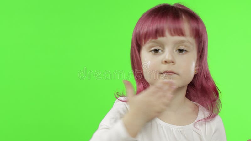Кавказская девушка ребенка с помощью крема. На ее лице ставит крем. Уход за кожей. Ключ цветности видеоматериал