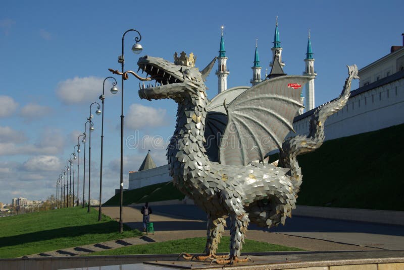 КАЗАНЬ, РЕСПУБЛИКА ТАТАРСТАН, РОССИЯ - май 2014: Скульптура металла стоковая фотография rf КАЗАНЬ, РЕСПУБЛИКА ТАТАРСТАН, РОССИЯ - май 2014: Скульптура металла стоковая фотография rf
