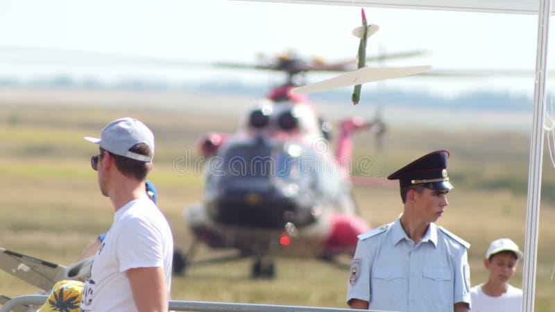 Казань, Россия - 12-ое августа 2016: полицейский защищает общественный порядок на Airshow Kurkachi видеоматериал