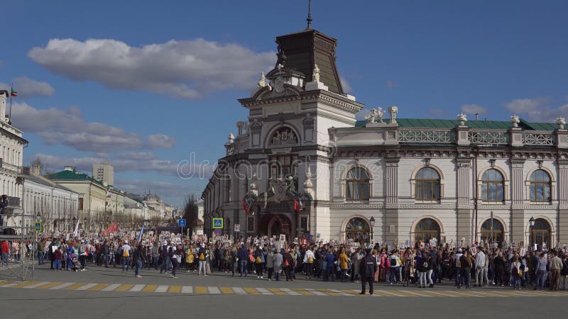 Казань, Россия, 9-ое мая: шествие бессмертного полка сток-видео