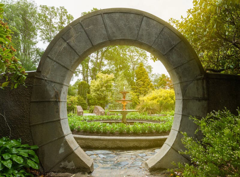  арка в саде стоковое фото. изображение насчитывающей природа .
