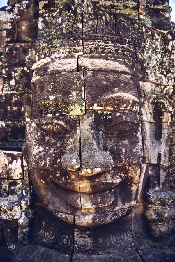 Каменная голова на башнях виска Bayon в Angkor Thom, Siem Reap, стоковые изображения rf Каменная голова на башнях виска Bayon в Angkor Thom, Siem Reap, стоковые изображения rf