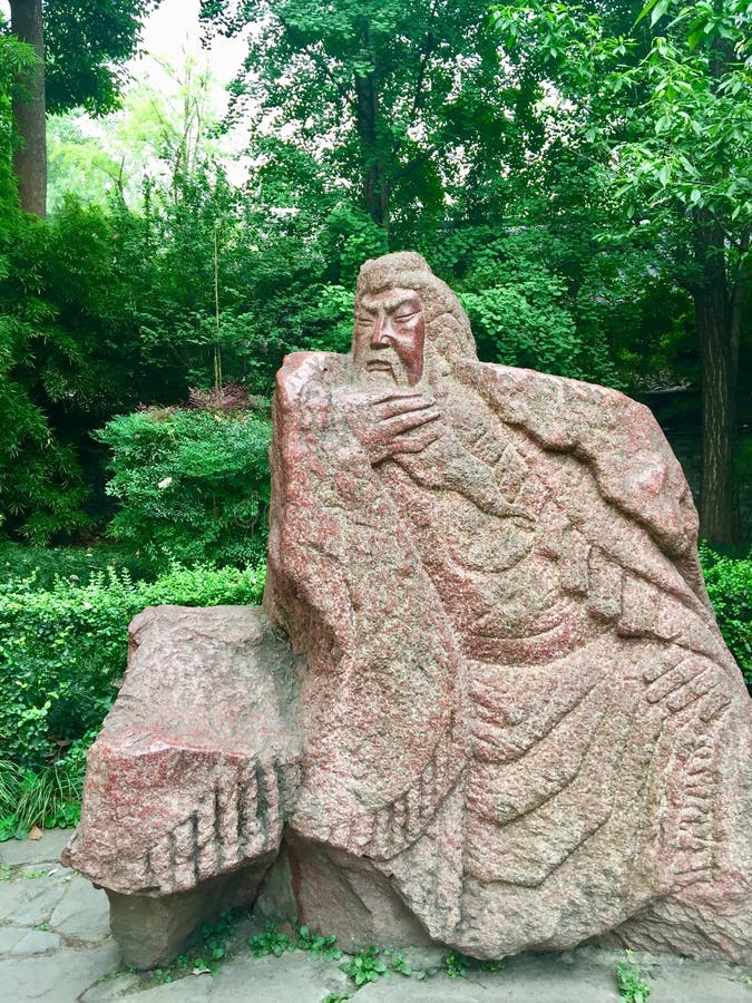 Каменная статуя генерала Guan Yu, вид спереди