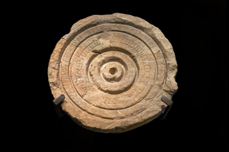Каменные солнечные часы от места Qumran стоковое изображение rf Каменные солнечные часы от места Qumran стоковое изображение rf