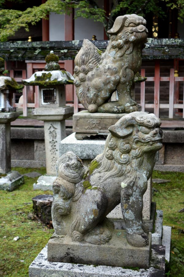 Каменные фонарики и диаграммы, Nara, Япония стоковые фото