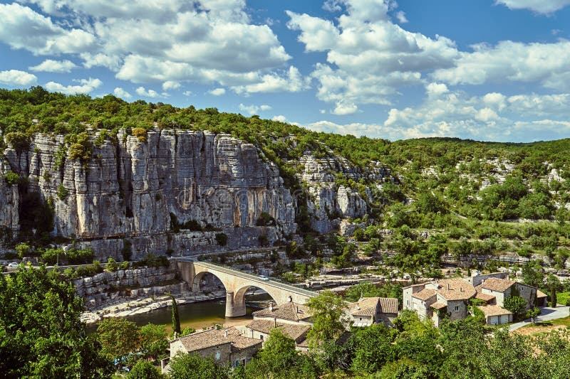 Каменный мост над рекой Ardeche в деревне Balazuc стоковое изображение Каменный мост над рекой Ardeche в деревне Balazuc стоковое изображение