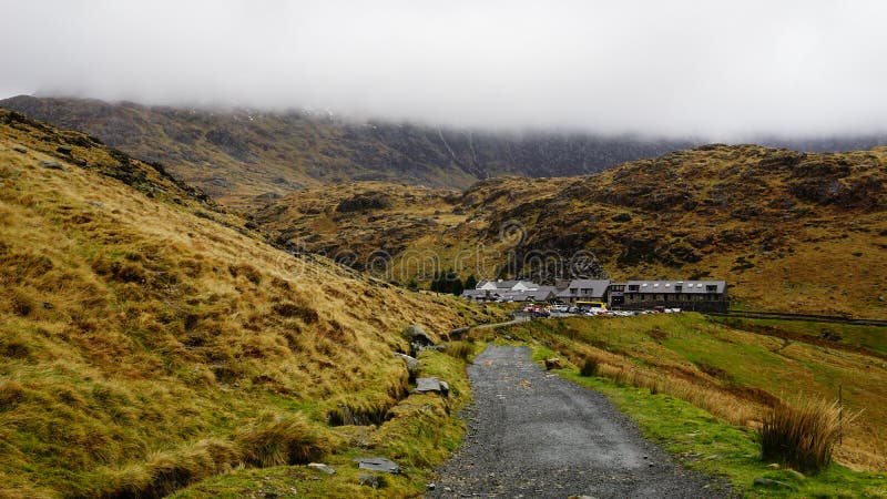 Каменный путь с домами в деревне в Snowdon, Уэльс, Великобритании стоковые изображения rf Каменный путь с домами в деревне в Snowdon, Уэльс, Великобритании стоковые изображения rf