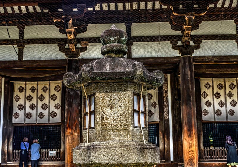 Каменный Фонарь Главный зал буддийского храма Toshodaiji Нара Япония стоковая фотография