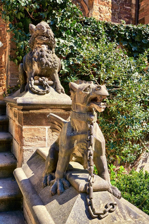 2 Каменных гвардии дракона на лестнице замка wernigerode. Saxonyanhalt Германия стоковое изображение