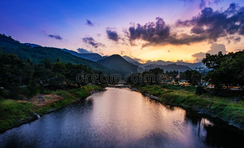 Камень и дерево реки или воды в реке sunset view восхода цвет неба в реке сумерек каменном цвет неба в multi облака стоковое фото