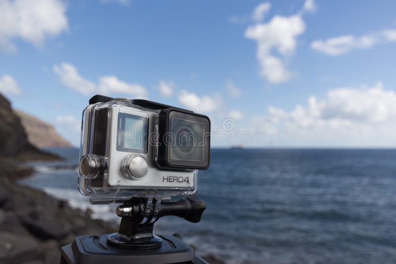 Камера действия героя 4 Gopro черно- на треноге на океане стоковая фотография rf Камера действия героя 4 Gopro черно- на треноге на океане стоковая фотография rf
