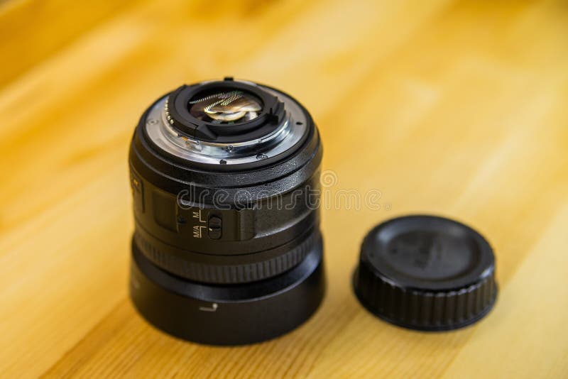 Камера фото DSLR или видео- конец-вверх объектива на деревянной предпосылке, задаче, концепции работы человека камеры фотографа, стоковые изображения Камера фото DSLR или видео- конец-вверх объектива на деревянной предпосылке, задаче, концепции работы человека камеры фотографа, стоковые изображения