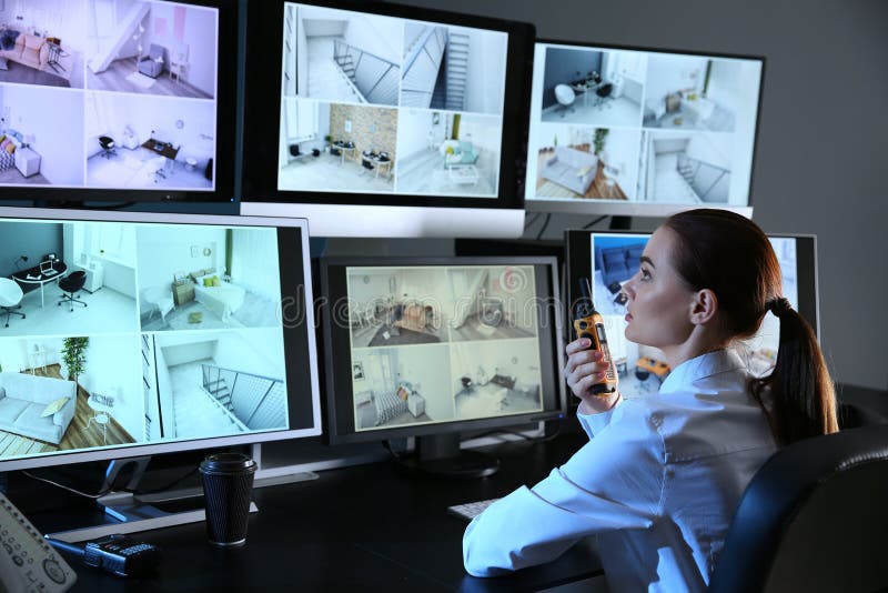 Камеры CCTV контроля охранника современные в комнате наблюдения стоковая фотография