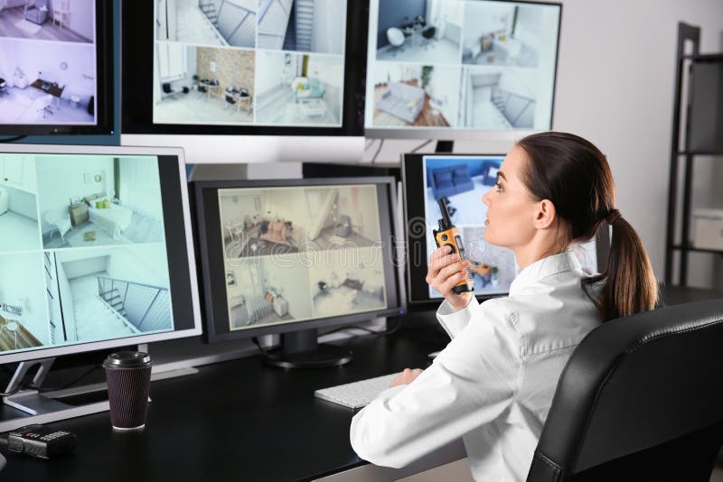 Камеры CCTV контроля охранника современные в комнате наблюдения стоковые фото