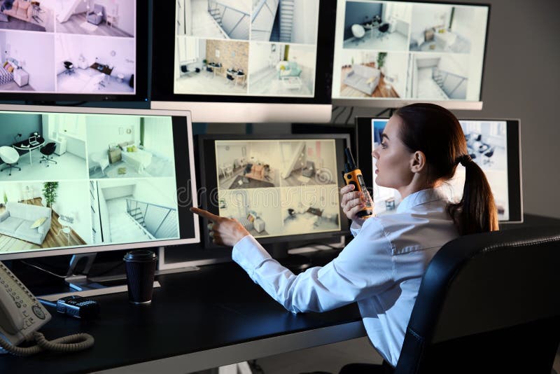 Камеры CCTV контроля охранника современные в комнате наблюдения стоковые изображения