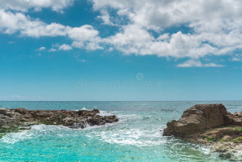 Камни и утесы в воде бирюзы Залив Средиземного моря Косты Brava de lloret mar Каталония r стоковые фотографии rf Камни и утесы в воде бирюзы Залив Средиземного моря Косты Brava de lloret mar Каталония r стоковые фотографии rf