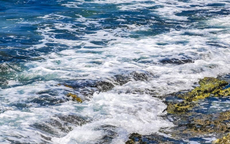 камни скалы кораллы бирюзовая зелёная синяя вода на пляже мексико стоковая фотография
