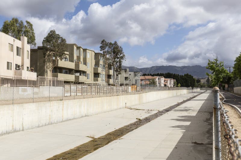 Канал регулирования паводковых вод Los Angeles County стоковое изображение Канал регулирования паводковых вод Los Angeles County стоковое изображение