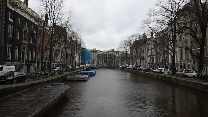 Канал herengracht представления от моста звб ван eeghenbrug в Амстердаме нидерландское 2020