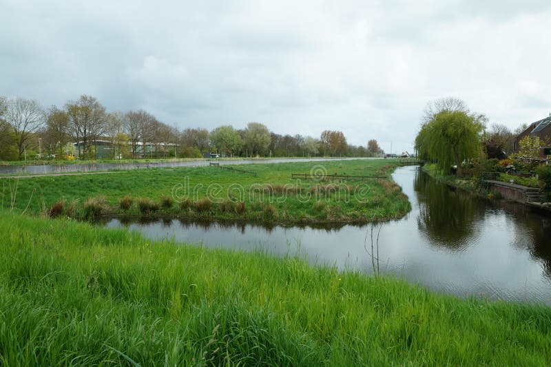 Канал в Нидерландах leiderdorp весной 2017 года