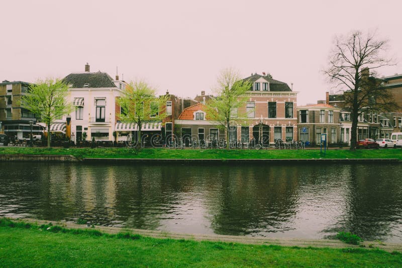 Канал воды в Лейдене Нидерландов
