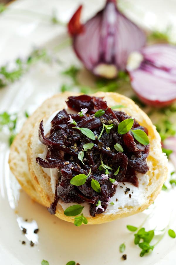 Канапе с caramelized чатнями лука и сметанообразным козий сыром стоковое изображение