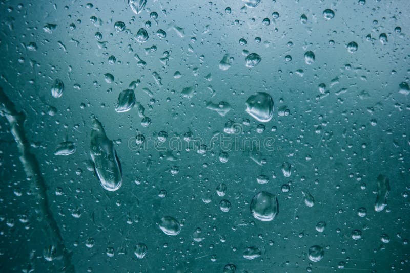 Капельки воды на просвечивающем, misted стекле Падения весеннего дождя на fogged конце окна вверх запачканный космос экземпляра п стоковое изображение Капельки воды на просвечивающем, misted стекле Падения весеннего дождя на fogged конце окна вверх запачканный космос экземпляра п стоковое изображение