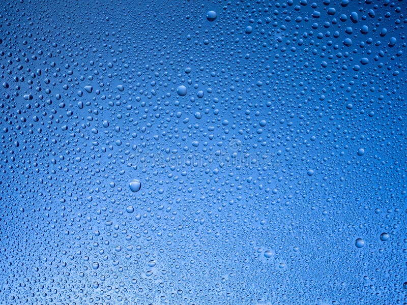 Капельки воды на стекле с покрашенной предпосылкой стоковое фото Капельки воды на стекле с покрашенной предпосылкой стоковое фото
