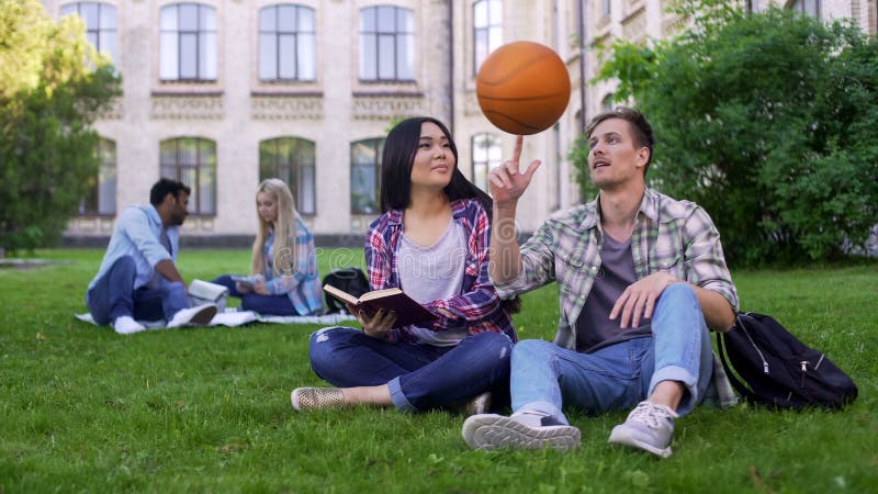 Капитан баскетбольной команды flirting с красивым biracial отношением студента стоковые фото Капитан баскетбольной команды flirting с красивым biracial отношением студента стоковые фото
