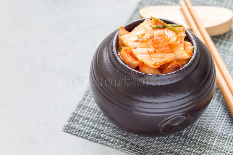 Капуста Kimchi Корейская закуска в керамическом опарнике, горизонтальном, копирует космос стоковая фотография rf Капуста Kimchi Корейская закуска в керамическом опарнике, горизонтальном, копирует космос стоковая фотография rf