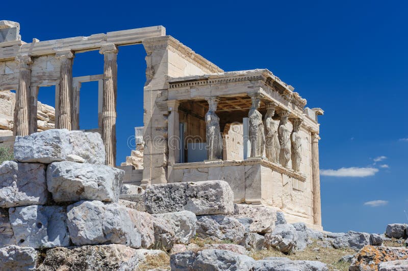 Кариатиды на крылечке Erechtheion, акрополе стоковые фотографии rf Кариатиды на крылечке Erechtheion, акрополе стоковые фотографии rf