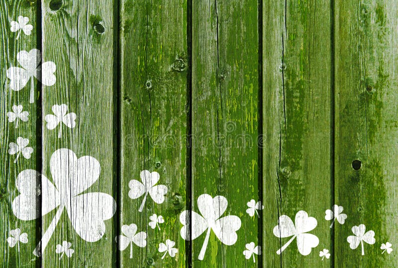 Картина Shamrock на старых зеленых деревянных досках стоковое изображение rf Картина Shamrock на старых зеленых деревянных досках стоковое изображение rf