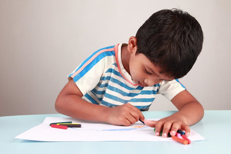 Мальчик рисует стоковые фотографии rf