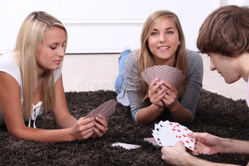 Играли с сестрой в карты на первое игровое казино