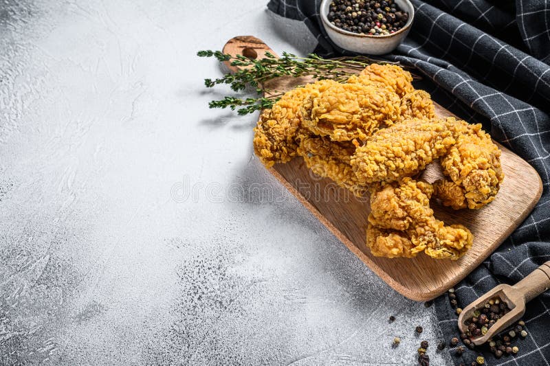 Картошку и помидоры хрустящей жареной куриц Кентукки французский. Серый фон. Вид сверху. Копировать пространство стоковое изображение rf