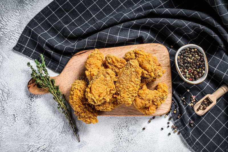 Картошку и помидоры хрустящей жареной куриц Кентукки французский. Серый фон. Вид сверху стоковые фотографии rf