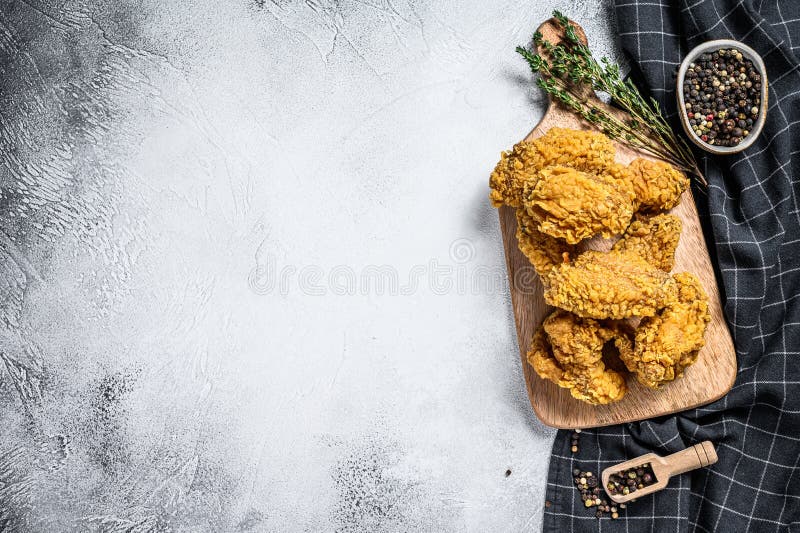 Картошку и помидоры хрустящей жареной куриц Кентукки французский. Серый фон. Вид сверху. Копировать пространство стоковое фото rf