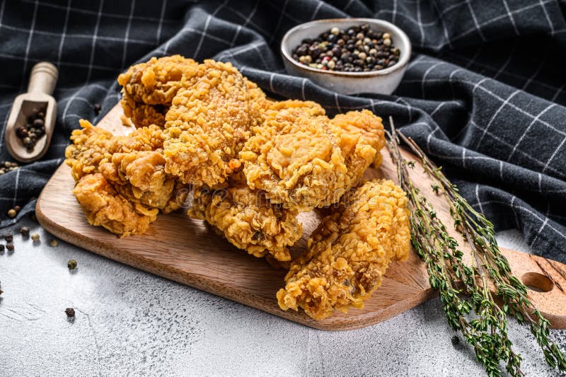 Картошку и помидоры хрустящей жареной куриц Кентукки французский. Серый фон. Вид сверху стоковые изображения rf