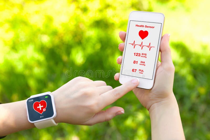 Касайтесь телефону и умному вахте с передвижным датчиком здоровья app стоковая фотография Касайтесь телефону и умному вахте с передвижным датчиком здоровья app стоковая фотография
