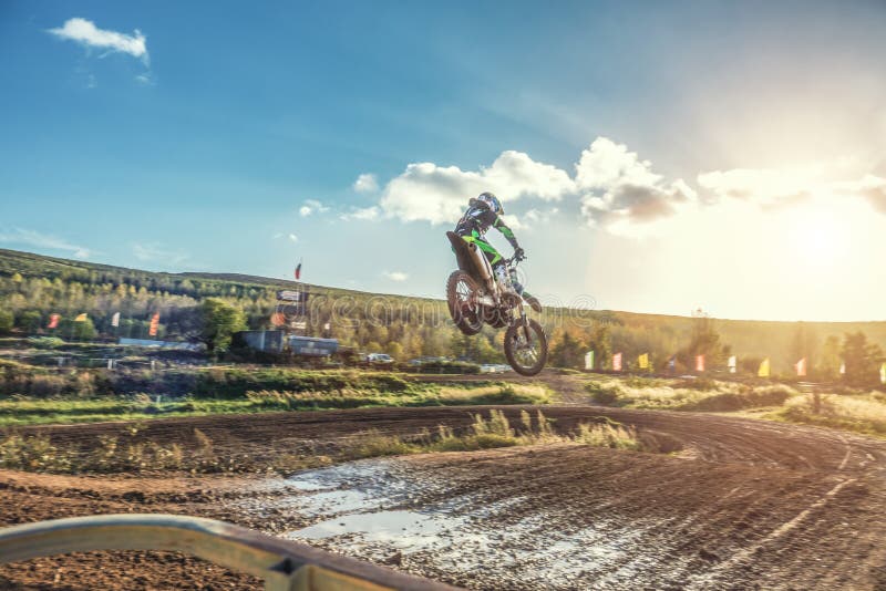Катание всадника MX Motocross на грунтовой дороге стоковое изображение rf Катание всадника MX Motocross на грунтовой дороге стоковое изображение rf