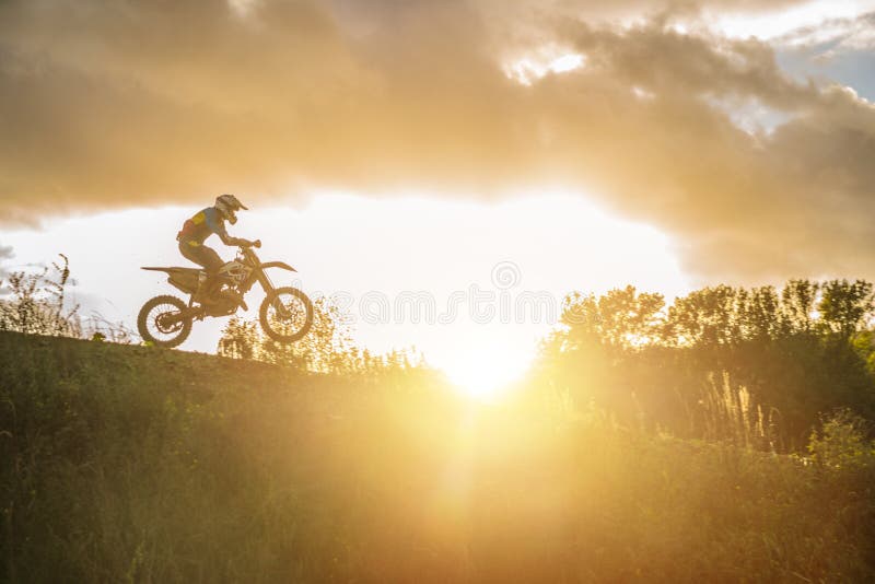 Катание всадника MX Motocross на грунтовой дороге стоковая фотография rf Катание всадника MX Motocross на грунтовой дороге стоковая фотография rf