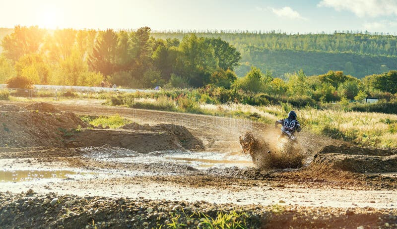 Катание всадника MX Motocross на грунтовой дороге стоковое фото rf Катание всадника MX Motocross на грунтовой дороге стоковое фото rf