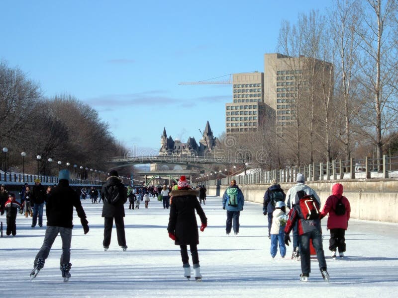 Катающся на коньках на канале Rideau во время Winterlude в Оттаве, Канада стоковое изображение rf Катающся на коньках на канале Rideau во время Winterlude в Оттаве, Канада стоковое изображение rf