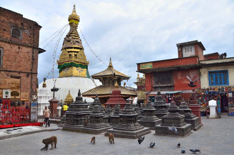 Катманду, Непал, Septenber, 29, 2013, люди идя в комплекс виска Swayambhunath (холм обезьяны) стоковые изображения