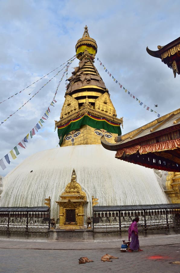 Катманду, Непал, Septenber, 29, 2013, люди идя в комплекс виска Swayambhunath (холм обезьяны) стоковая фотография