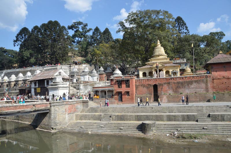 Катманду, Непал, 13-ое ноября 2012, комплекс Pashupatinath, кремация умерших на банках священного реки Bagmati В S стоковая фотография rf