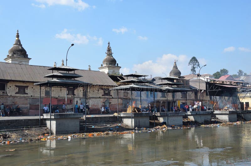 Катманду, Непал, 13-ое ноября 2012, комплекс Pashupatinath, кремация умерших на банках священного реки Bagmati В S стоковое фото