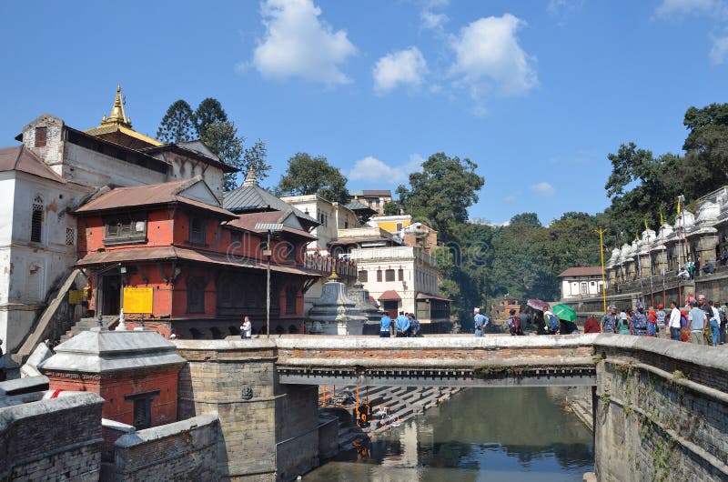 Катманду, Непал, 13-ое ноября 2012, комплекс Pashupatinath, кремация умерших на банках священного реки Bagmati В S стоковое изображение